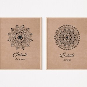 Peut inclure: Deux impressions encadrées avec des fonds en papier brun et des motifs de mandalas noirs. L'impression de gauche dit "Inhaler Laisser venir" et l'impression de droite dit "Exhaler Laisser aller".