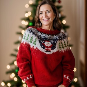 Könnte beinhalten: Eine Frau trägt einen roten Weihnachtspullover mit einem weißen, blauen und grünen Muster, das einen Weihnachtsmann zeigt. Der Pullover hat lange Ärmel und einen Rundhalsausschnitt.