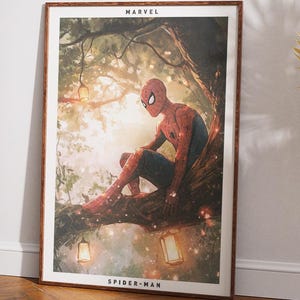 Op de afbeelding: Een ingelijste kunstdruk met Spider-Man die op een tak zit. Het kunstwerk heeft een warm kleurenpalet met het Marvel-logo bovenaan en "Spider-Man" onderaan. De print zit in een bruine houten lijst.
