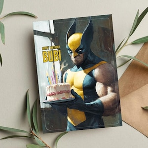 Pode incluir: Cartão de aniversário com uma ilustração em quadrinhos de Wolverine segurando um bolo com velas acesas. O cartão tem o texto "HAPPY BIRTHDAY BUB!" em amarelo e preto. O personagem está em seu traje azul e amarelo clássico.