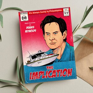 Op de afbeelding: Een stripboekcover met Glenn Howerton als Dennis Reynolds uit "It's Always Sunny in Philadelphia". De cover heeft een rood-blauw kleurenschema met de tekst "THE IMPLICATION" en een tekening van een boot.