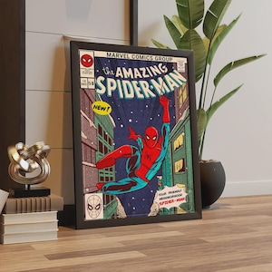 Puede incluir: Una portada de c&oacute;mic vintage con Spider-Man en un traje rojo y azul balance&aacute;ndose en una escena de ciudad nevada. La portada se titula "The Amazing Spider-Man" con el texto "New!" y "Your Friendly Neighborhood Spider-Man".