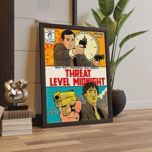 Może przedstawiać: Oprawiony plakat w stylu komiksowym zatytułowany "Threat Level Midnight". Grafika przedstawia dwa panele z postaciami trzymającymi broń. G&oacute;rny panel przedstawia mężczyznę celującego z pistoletu z zegarem w tle.