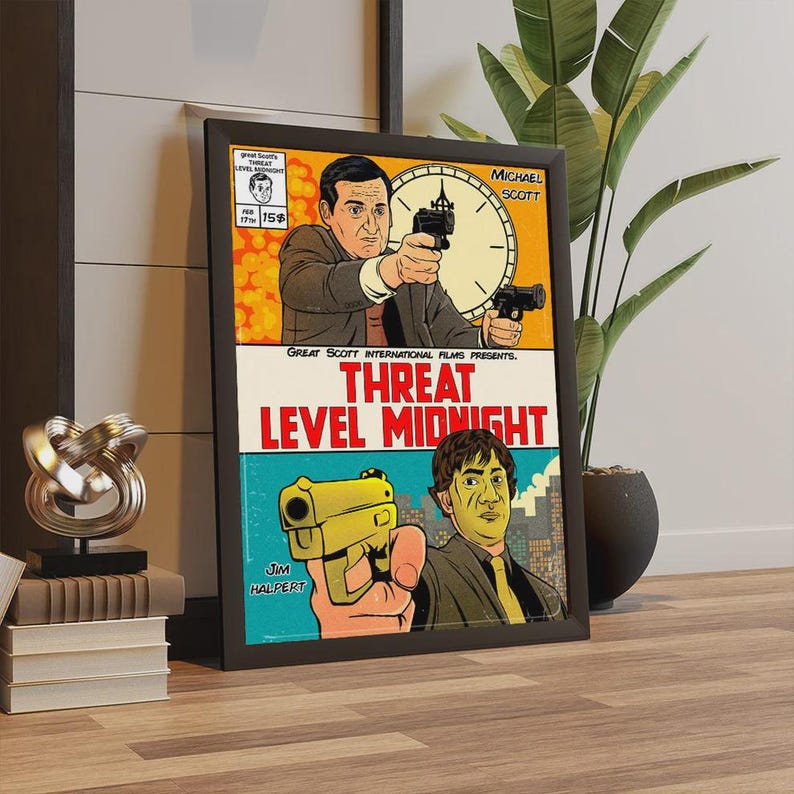 Może przedstawiać: Oprawiony plakat w stylu komiksowym zatytułowany "Threat Level Midnight". Grafika przedstawia dwa panele z postaciami trzymającymi broń. G&oacute;rny panel przedstawia mężczyznę celującego z pistoletu z zegarem w tle.