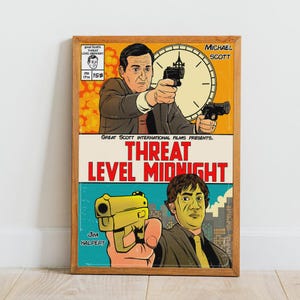Może przedstawiać: Komiksowy nadruk "Threat Level Midnight" z Michaelem Scottem i Jimem Halpertem z pistoletami. Grafika ma styl vintage z drewnianą ramą. Nadruk zawiera tekst, taki jak "Great Scott International Films Presents."