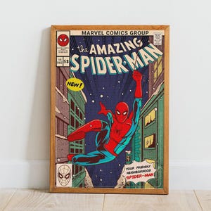 Puede incluir: Una portada de c&oacute;mic vintage con Spider-Man balance&aacute;ndose por una ciudad nevada de noche. La portada es roja, azul y amarilla con el texto "The Amazing Spider-Man" y "New!" en un recuadro amarillo.