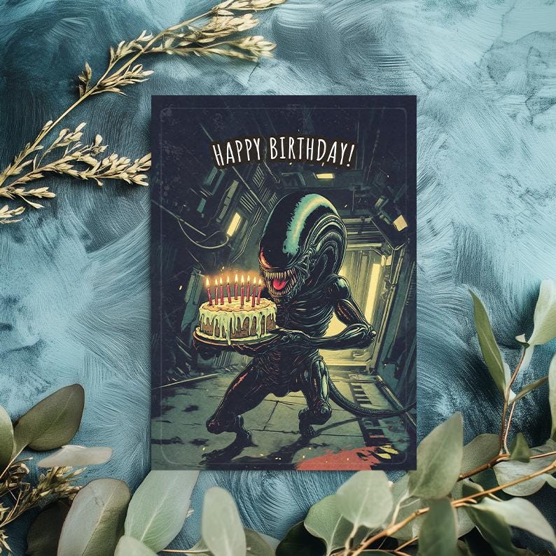 Puede incluir: Tarjeta de cumplea&ntilde;os con una ilustraci&oacute;n de un Alien sosteniendo un pastel de cumplea&ntilde;os con velas encendidas. La tarjeta tiene la frase "HAPPY BIRTHAY!". El Alien est&aacute; representado en un entorno industrial oscuro.