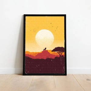 Puede incluir: Lámina artística enmarcada con la silueta de un león sobre una colina, con un atardecer de fondo. La obra presenta un gran sol, un árbol y pájaros en vuelo, con una paleta de colores naranja, amarillo y marrón.