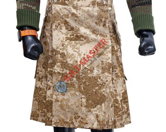 Könnte beinhalten: Ein tarnfarbener Kilt in Beige und Braun mit dem Text "KILT MASTER your sewing company". Der Kilt hat ein plissiertes Design und Metallbeschläge. Ein kleines Emblem ist unten sichtbar. Teil einer militärisch inspirierten Bekleidungskollektion.