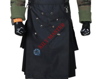 Könnte beinhalten: Schwarzer Kilt mit silberfarbenen Nieten und einem Löwenemblem. Der Kilt trägt den roten Text "KILT MASTER your sewing company...". Er hat ein traditionelles Design mit Falten und Riemen.