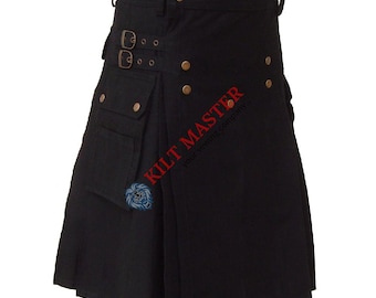 Könnte beinhalten: Schwarzer Kilt mit mehreren Taschen, Metallschnallen und messingfarbenen Knöpfen. Der Kilt hat ein plissiertes Design und ein rotes Logo "KILT MASTER". Hergestellt aus robustem Stoff.