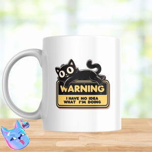 Puede incluir: Taza de cerámica blanca con una ilustración de un gato negro y el texto "WARNING I HAVE NO IDEA WHAT I'M DOING". La taza tiene un asa curva y un acabado brillante. El gato está tumbado sobre un letrero de advertencia amarillo y negro.