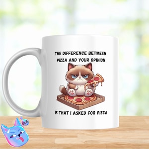 Könnte beinhalten: Eine weiße Keramiktasse mit einem Cartoon eines mürrischen Katers, der ein Stück Pizza hält. Der Text auf der Tasse lautet: "Der Unterschied zwischen Pizza und deiner Meinung ist, dass ich Pizza bestellt habe."