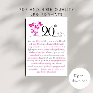Op de afbeelding: Een witte digitale download print met de tekst "90th" en een hart symbool. De print bevat een verjaardagsbericht in zwart en roze, met roze vlinders. De woorden "PDF en JPG-formaten van hoge kwaliteit" staan bovenaan.