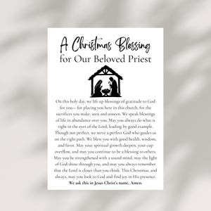 Può includere: Una carta bianca con il testo "A Christmas Blessing for Our Beloved Priest" in scrittura nera. Una silhouette nera della scena della Natività è centrata sopra il testo. La carta contiene una preghiera.