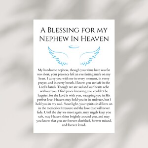 Puede incluir: Una tarjeta blanca con el texto "A Blessing for My Nephew in Heaven" y un poema. La tarjeta presenta una ilustración de un halo azul y alas de ángel. El texto es en negro, con un mensaje sincero.