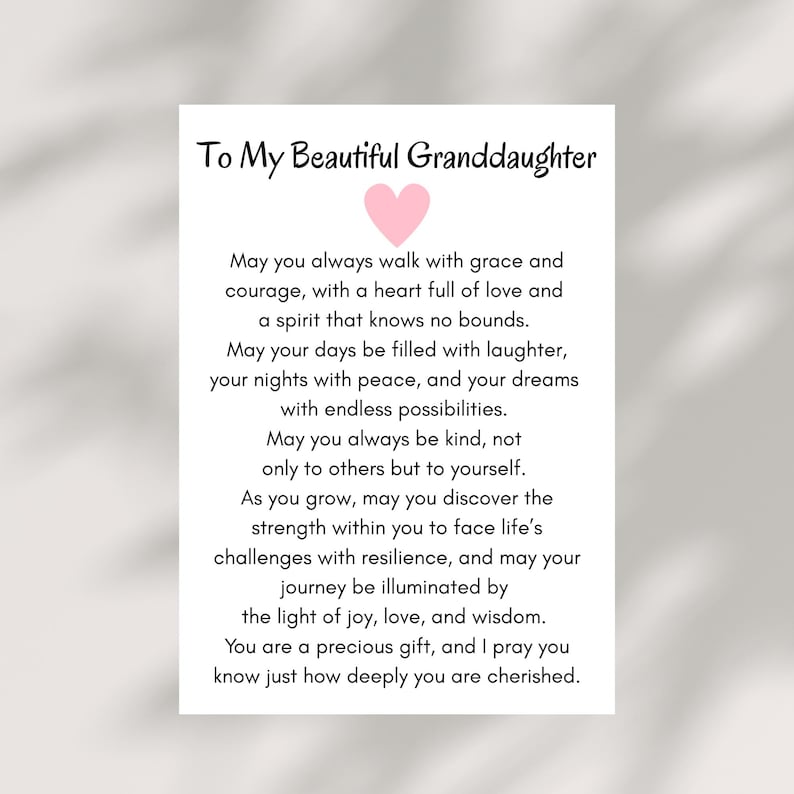 Op de afbeelding: Een witte kaart met de tekst "To My Beautiful Granddaughter" en een roze hart. De kaart bevat een oprecht bericht over liefde, moed en vreugde, perfect voor een kleindochter.