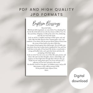 Könnte beinhalten: Ein weißer digitaler Download-Druck mit dem Text "Baptism Blessings" in eleganter Schrift. Der Druck enthält ein Gebet und die Worte "PDF und hochwertige JPG-Formate". Eine kreisförmige Grafik lautet "Digitaler Download".