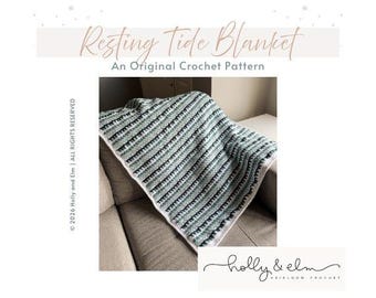 Könnte beinhalten: Eine gehäkelte Decke mit Streifen in Blau-, Grau- und Weißtönen, die über einem Sofa liegt. Der Text "Resting Tide Blanket" und "An Original Crochet Pattern" ist sichtbar. Das Muster der Decke ist erkennbar.