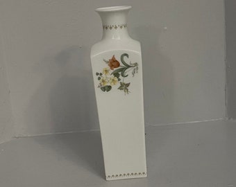 Vintage Wedgwood Weiße Knospenvase mit Blumenmuster, hergestellt in England