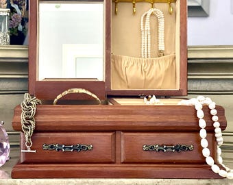 Caixa de joias vintage marroquina em madeira de nogueira com interior em veludo e ferragens em latão: Acessório de toucador