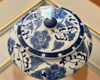 Vintage Porcelain Chinoiserie Blue & White Lidded Jar
