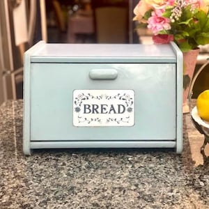 Vintage houten brooddoos: rustieke Franse blauwe kleur, opbergruimte in boerderijkeuken