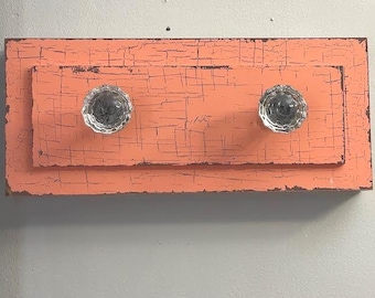 Cabideiro vintage decorativo pintado à mão com 3 puxadores de vidro para parede.