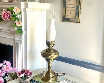 Abajur de mesa vintage em latão estilo furacão com cúpula em vidro branco fosco e transparente.