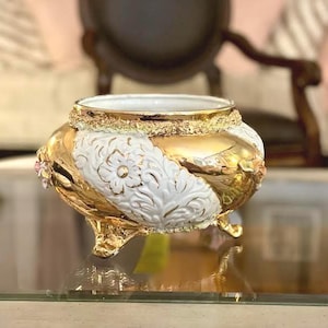 Schöne goldene Capodimonte Porzellanschale, Vintage Lusterware verzierte Fußschale mit weißen Akzenten Hausmittelstückdekor
