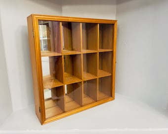 Vetrina vintage in legno e specchio per miniature e ninnoli, mensola da parete