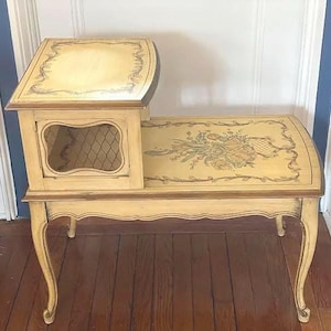 Mesa auxiliar de estilo provincial francés, pintada a mano, con flores ornamentales y laterales de metal tejido, estilo vintage de dos niveles, estilo shabby chic.