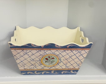 Cesta retangular vintage de madeira pintada à mão com detalhes florais e bordas onduladas