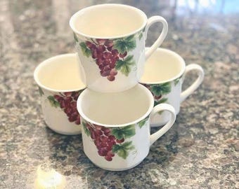 Zestaw 4 kubków Royal Doulton: wzór winogron i brzoskwini, vintage