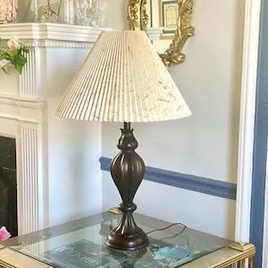 Vintage lamp met antieke beige accordeon geplooide lampenkap traditioneel hoog gesneden bruine urnvormige tafellamp Huis- en woonkamerdecoratie