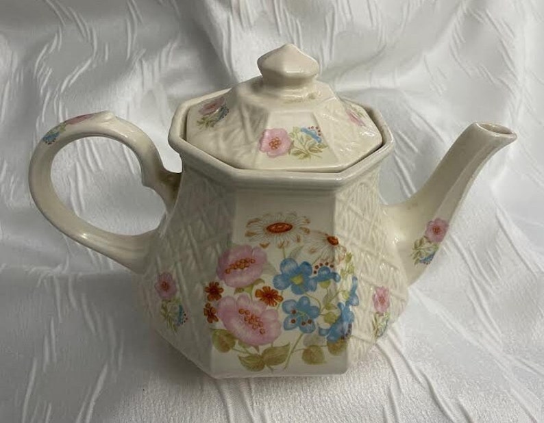 Vintage Sadler Windsor Octagon Teapot Pink Roses Trellis Sadler Teapot Windsor Pattern 6 Sides Embossed Trellis zdjęcie 1