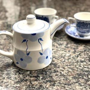 Tetera inglesa vintage de hierro de Wood and Sons Ellgreave, con diseño floral en azul y blanco.