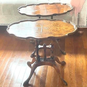 Mesas auxiliares vintage estilo georgiano con base de nogal veteado, borde de masa de tarta.