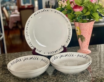Conjunto de 5 tigelas para massa pintadas à mão, com desenhos de nomes de massas.