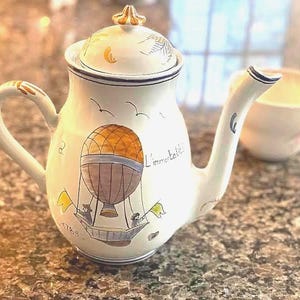 Antieke Quimper-theepot: handgeschilderd heteluchtballonontwerp, Frans kunstaardewerk