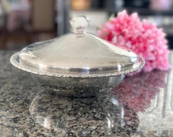 Caçarola vintage prateada com tampa: travessa para buffet com design ornamentado e detalhado gravado.