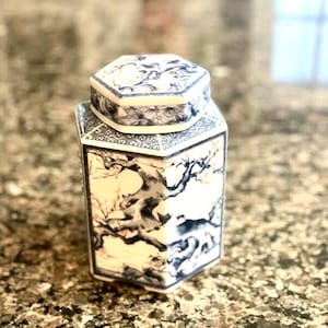 Vintage Mid 20th Century Chinoiserie Blue and White Hexagonal Ginger Jar with Lid, Fine China Pottery Vase Orient Painted Jar
