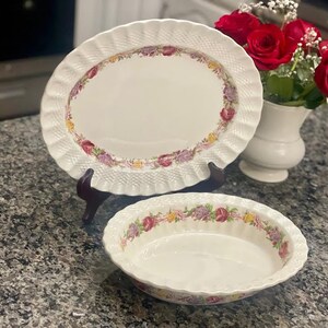 Puede incluir: Una taza de cerámica blanca con un asa negra y el texto "But First, Coffee" en negrita negra. La taza está sobre una superficie blanca. La taza mide aproximadamente 10 cm de alto.