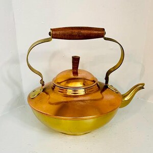 Bouilloire vintage en cuivre/laiton avec poignée en bois et bouton sur le couvercle. Maison et cuisine Batteries de cuisine Bouilloire Ustensiles de cuisine de collection Cuivre