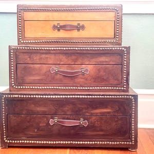 Vintage träbord: Voyager byrå - 3 lådor staplade bagage sidobord