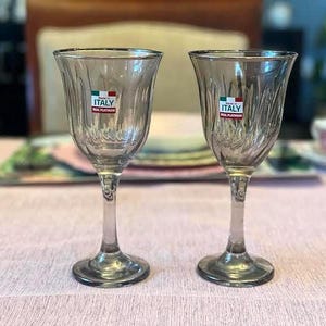 Calici da vino in cristallo grigio fumé italiano vintage con bordo in platino - Set da 2