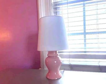 Lampada in porcellana rosa con paralume in stile Mid-Century: piccola luce d'accento