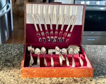 Conjunto de talheres vintage Crown Radiance em prata, em caixa de madeira - conjunto para 10 pessoas.