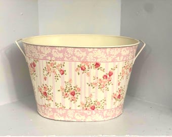 Balde vintage de metal pintado à mão: Pote decorativo com alças e estampa floral de rosas.