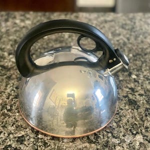 Tetera silbante vintage Revere Ware de 2 cuartos de galón, revestida de cobre.